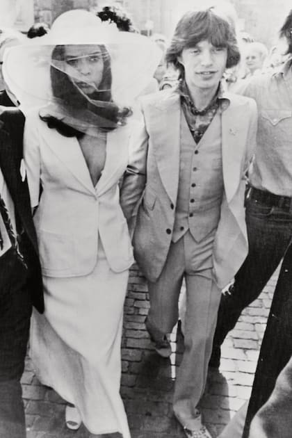 Bianca Jagger con el vestido que habría inspirado a Dua Lipa