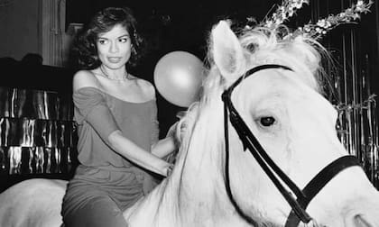 Bianca Jagger montada en un caballo blanco sobre la pista de Studio 54