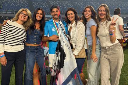 Bianca (la mamá de Giulia), Caro, Gio, Giulia,
su hermana Asia y su amiga Sofía.