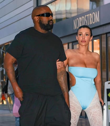 Bianca y Kanye se casaron en 2022 y desde entonces la forma de presentarse en público de la modelo cambió por completo