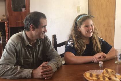 Bianca y Ramón, su papá, toman la merienda. Él le transmitió su amor por los animales y le enseñó a cuidar a los pollos de la granja