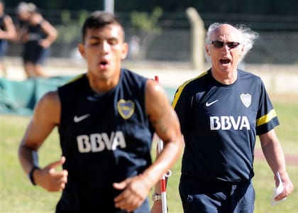 Bianchi arenga a Paredes durante la pretemporada de Boca en Tandil; después, perdió lugar.