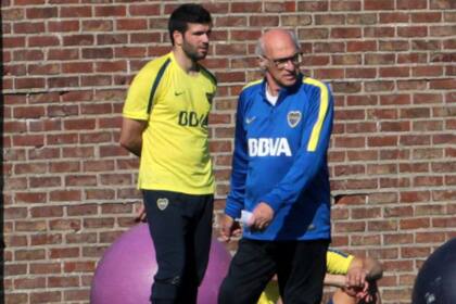 Bianchi, atento a la práctica, con Gigliotti de fondo