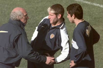 Bianchi habla, Palermo y Riquelme escuchan, en un entrenamiento en 1998