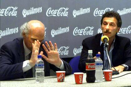 Bianchi intenta explicarle a Macri que él decidió no renovar su contrato con Boca después de diciembre de 2001