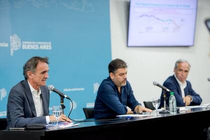 Bianco, con Katopodis a su derecha y Arteaga a su izquierda, en la conferencia de prensa de este lunes