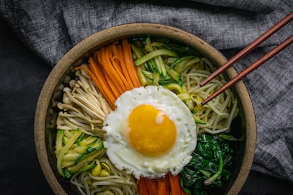 Bibimbap es un plato popular de la gastronomía de Corea, Literalmente significa “arroz mezclado” o “comida mezclada”. Consiste en un cuenco de arroz con vegetales y otros ingredientes.