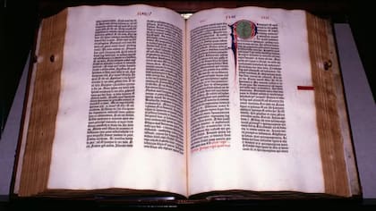 Biblia de Gutenberg impresa en 1455, hito cultural que marca el fin de la Edad Media junto a la caída de Constantinopla