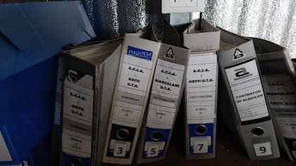 Biblioratos de Austral Construcciones encontrados en el predio de Río Gallegos.