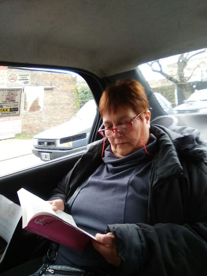 "BiblioTaxi, Lectura en Movimiento" invita a los usuarios a leer mientras viajan