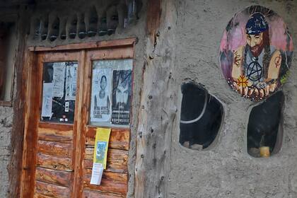 Biblioteca de El Bolsón con imágenes alusivas a Santiago Maldonado