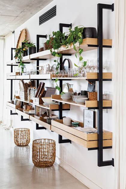 Biblioteca de hierro y enchapado en roble, de diseo propio, que acompaa el concepto abierto con todos los productos a la vista