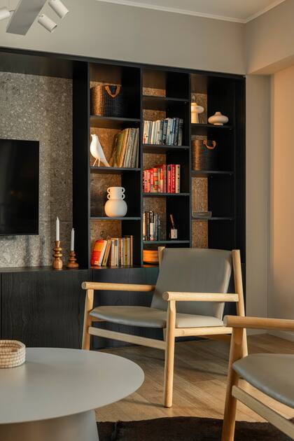 Biblioteca de paraíso de poro abierto teñido de negro (Alejandra Nusenovich), revestimiento de porcelanato 'Pietra Gris' de Sant'Agostino (SBG).