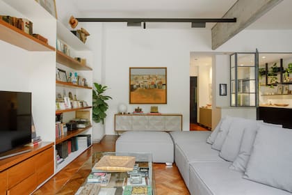 Biblioteca diseñada por el arquitecto Lucas Terra Brandes. Vajillero con frente facetado (Galería Ensemble) y cuadro “Retiro” de Santiago García Pilotto. Barrales de luz (Electro Tucumán).