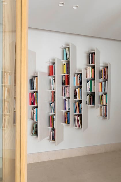 Biblioteca diseñada por la dupla de interioristas, con paneles revestidos en papel de arroz.