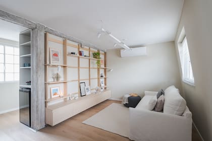 Biblioteca en kiri macizo y módulos bajos en melamina ‘Kiri’ (Faplac), diseñada por Fontana y Parra. Allí, lámparas con morsa ‘h 473’ de Huup (Griscan) iluminan esculturas de papel y objetos de cerámica creados por Fontana.