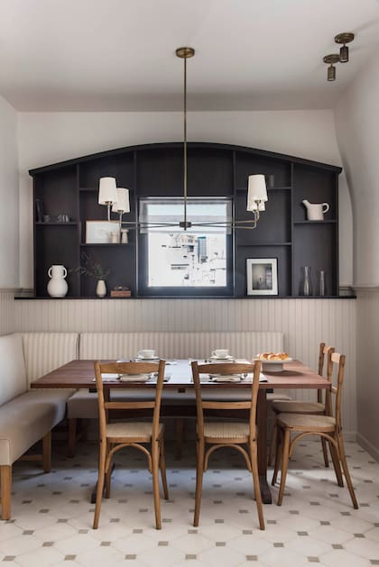 Biblioteca (Estudio Método). La mesa del comedor diario, de incienso y lapacho, fue un trabajo conjunto con Estudio Chaco.