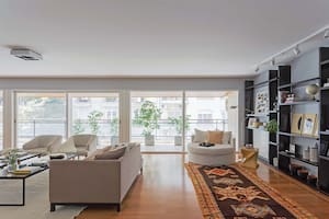 Biblioteca laqueada y sillón redondo tapizado en lino washed (ambos de Olivia D), y alfombra marroquí (Kasbah).