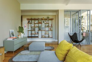 Biblioteca (Net Muebles). Almohadones amarillos en lino washed (De Levie).