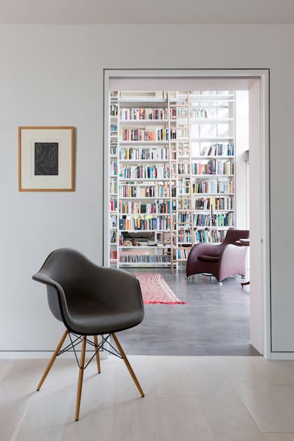 Bibliotecas domésticas y compactas que muestran formas inteligentes e innovadoras de mostrar las colecciones de libros.