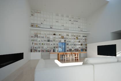 Bibliotecas domésticas y compactas que muestran formas inteligentes e innovadoras de mostrar las colecciones de libros.