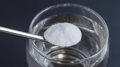 Bicarbonato de sodio y agua oxigenada para eliminar manchas
Foto: iStock