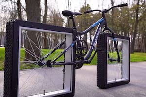 El ingeniero ucraniano lo hizo de nuevo: ahora inventó una bici con ruedas cuadradas