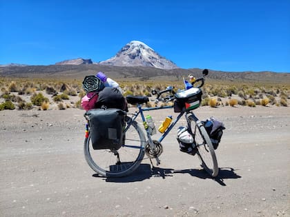 “Bicicleta es especial para viajes largos, es fuerte, tiene componentes buenos y aguantadores que, como ven, han venido de lejos y vamos lejos. Es más grande que yo, me queda alta pero nos hemos acomodado muy bien y ya no se nota tanto, no me da problemas graves, la cuido mucho y ella a mí”, describe Paola.