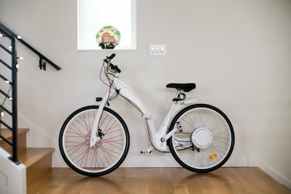 La GiFlyBike es una bicicleta plegable y eléctrica, diseñada en Córdoba, que actualmente se fabrica en China