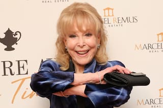 Bicicleta y chocolates: el secreto de Barbara Eden para estar en forma a los 93 años