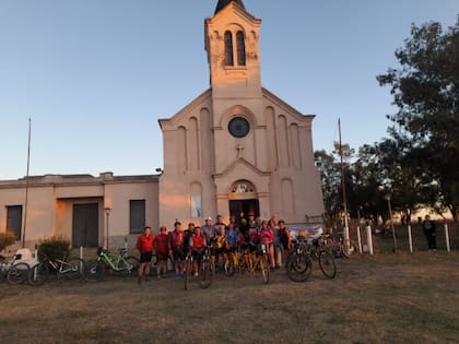 Biciperegrinos visitando la capilla en el año 2023