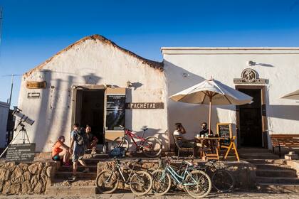 Bicis y oferta de tours en el pueblo.