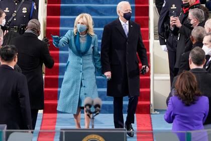 El presidente electo Joe Biden y su esposa Jill, salen para la 59a inauguración presidencial en el Capitolio de los Estados Unidos en Washington