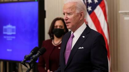 Biden anunció 10 acciones para combatir la pandemia un día después de asumir el gobierno.