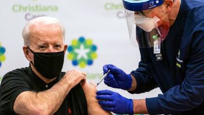 Biden anunció que recibirá la vacuna de refuerzo de Pfizer por ser mayor de 65 años