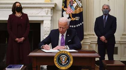 Biden firmó varios decretos inmediatamente después de su asunción