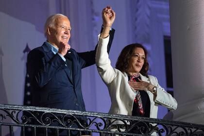 Biden bajó su candidatura y nominó a Harris como su reemplazante (AP Foto/Evan Vucci)