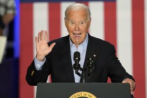 Biden sale de nuevo a hacer campaña para recuperar la confianza perdida, pero se viraliza una nueva confusión