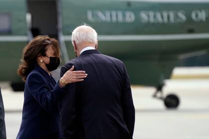 Biden habla con la vicepresidenta Kamala Harris luego de llegar a la Dobbins Air Reserve Base en Marietta, Georgia