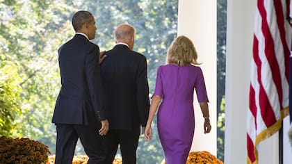 Biden hizo el anuncio junto a su mujer y Barack Obama
