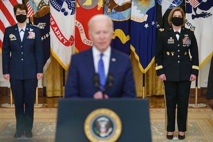 Biden junto a Laura Richardson, nominada para dirigir el Comando Sur, y la general Jacqueline Van Ovost, nominada para liderar el Comando de Transporte
