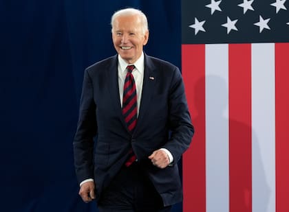 Biden ordenó la retirada de las tropas estadounidenses de Afganistán, poniendo fin a la guerra más larga de Estados Unidos
