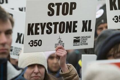 Biden ordenó rescindir de inmediato el permiso transfronterizo para el controvertido oleoducto Keystone XL.