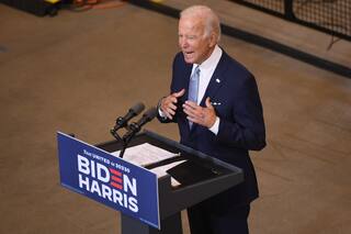 Juego de contrastes: Biden viajó a Kenosha con un tono opuesto al de Trump