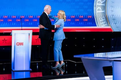 Biden recibe el saludo de su esposa