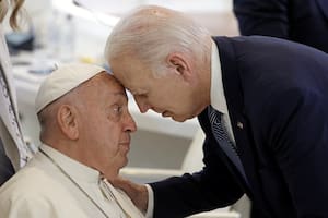 Biden y un afectuoso saludo con el Papa Francisco