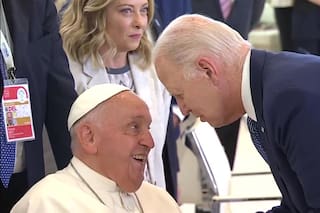 El cálido saludo entre el papa Francisco y el presidente Joe Biden