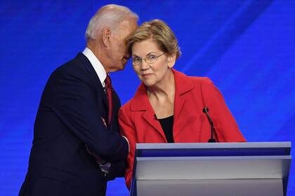 Biden y Warren, en un momento más distendido del debate