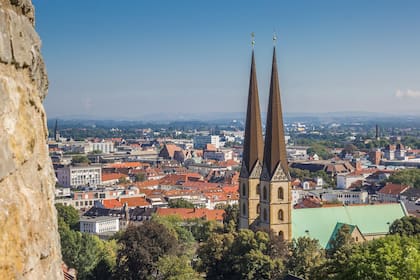 Bielefeld es una ciudad alemana en Renania del Norte-Westfalia. Es la más grande de la región de Westfalia Oriental-Lippe. Se encuentra situada en el Bosque Teutónico.