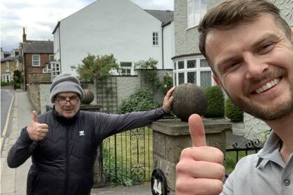 Bielsa, con un fanático de Leeds en las calles tras la cuarentena